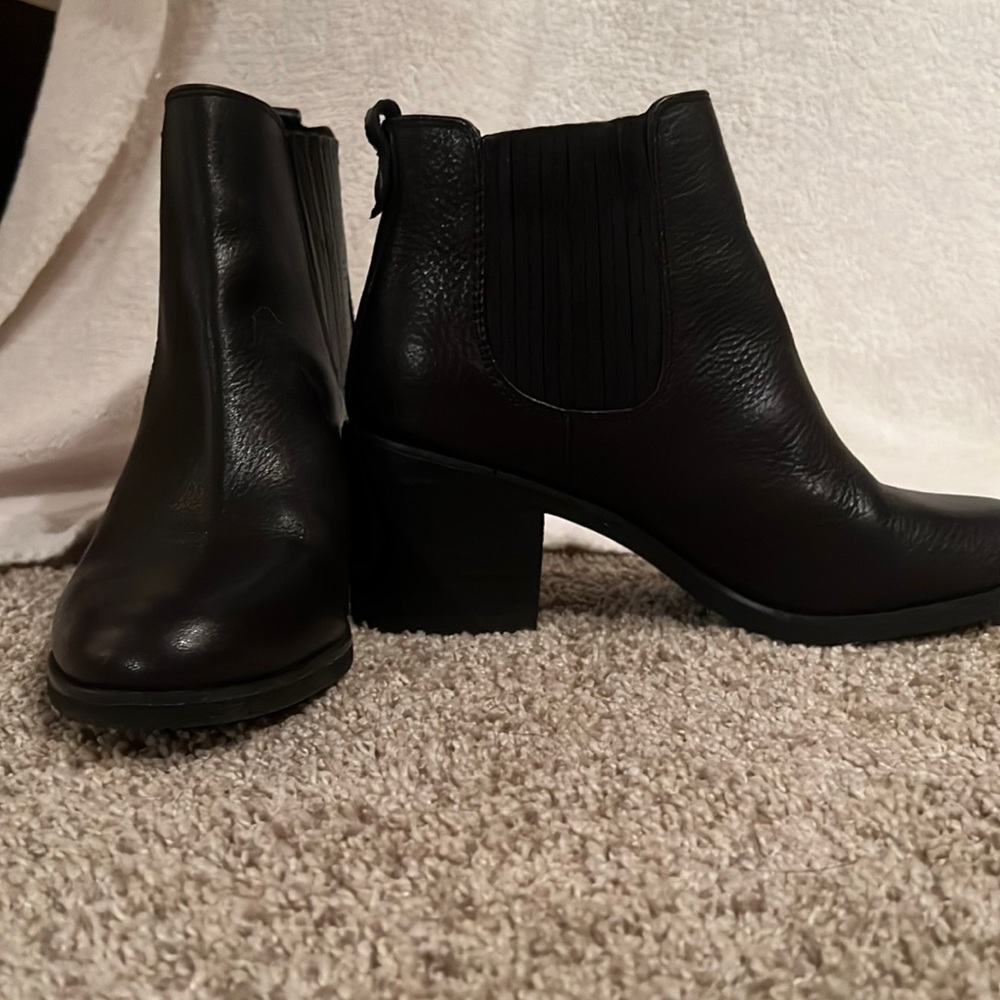 Sofft handcrafted Italian leather ankle boots.  Never worn, Tag dirty from store